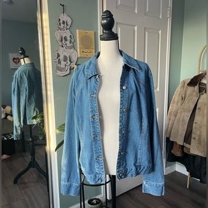Vintage 90’s Light denim jacket 🦋🦋